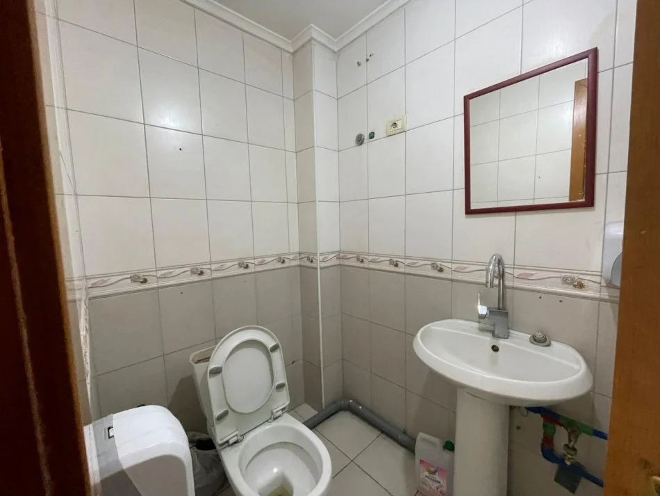 Tirane, jepet me qera ambjent biznesi Kati 0, 35 m² 650 € (Tek Kristal Center)