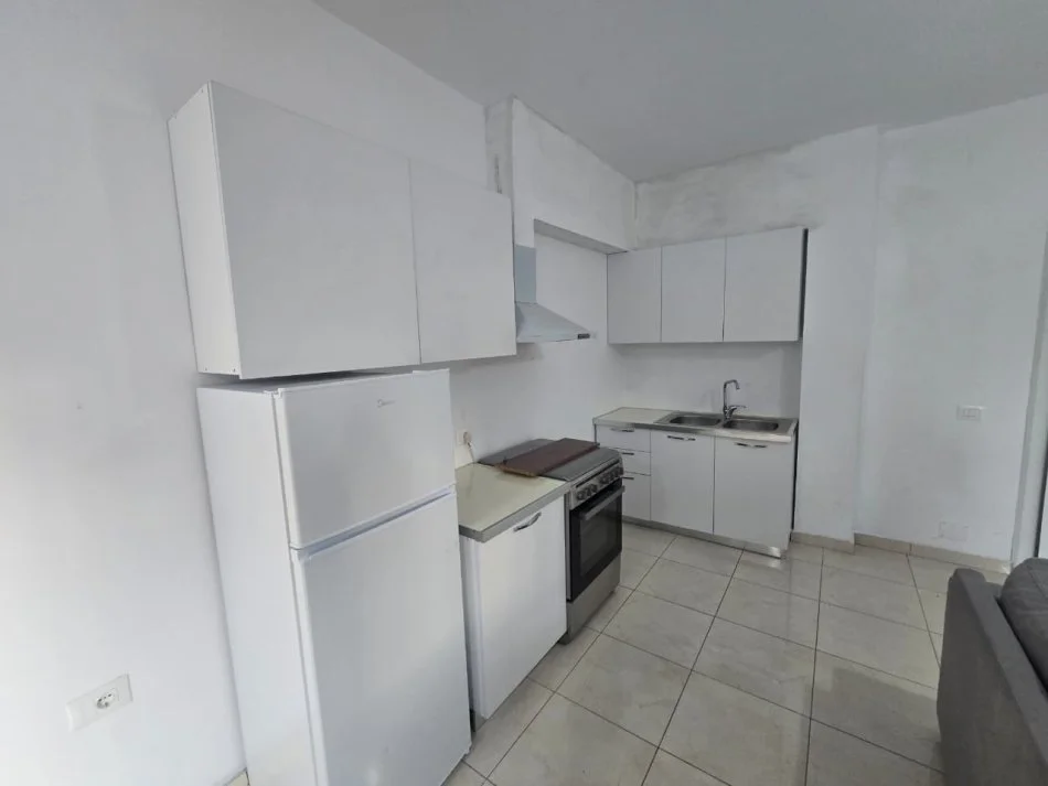 Tirane, jepet me qera apartament 1+1 Kati 2, 75 m² 550 € (Vila Gold)