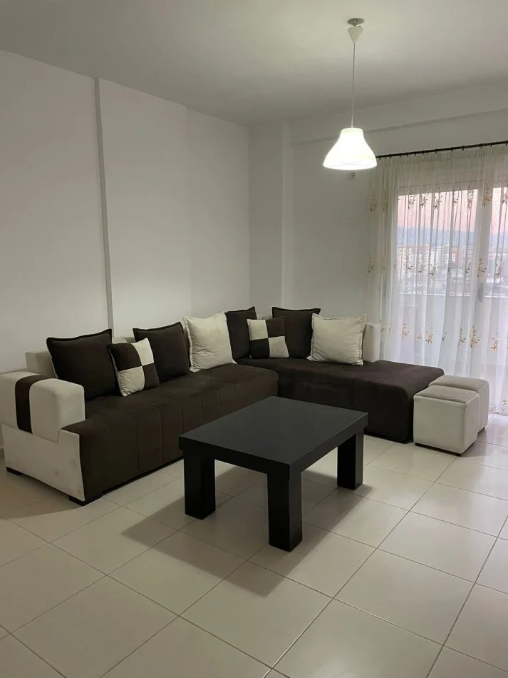 Tirane, jepet me qera apartament 3+1 Kati 6, 110 m² 600 € (Yzberisht)