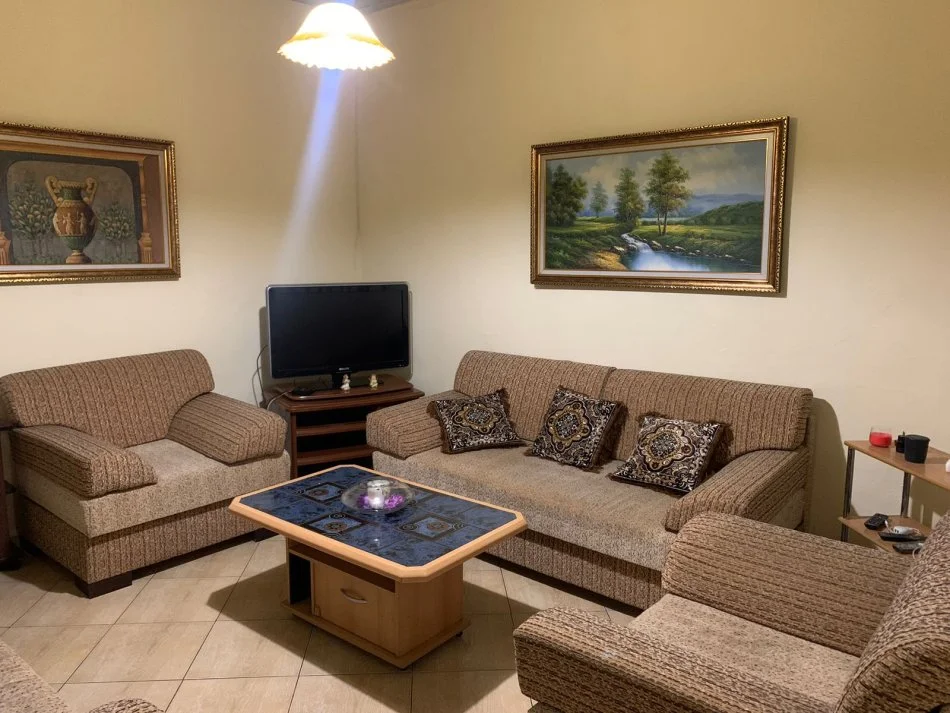 Tirane, jepet me qera apartament 1+1 Kati 1, 60 m² 400 € (Rruga Siri Kodra.)