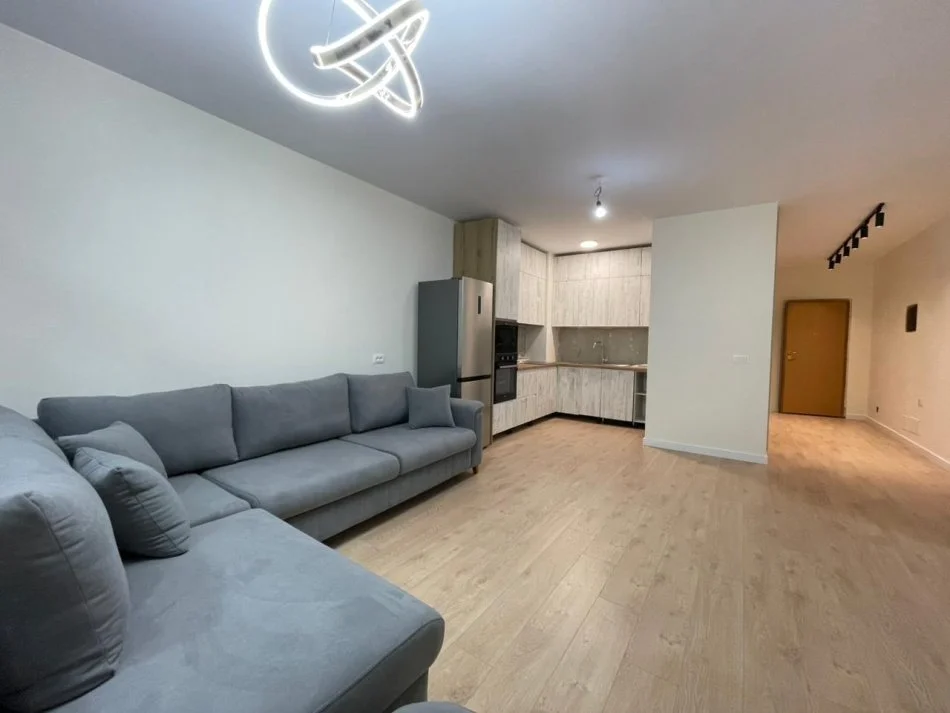 Tirane, jepet me qera apartament 2+1 Kati 8, 100 m² 800 € (Prane Lulishtes tek Komuna e Parisit.)