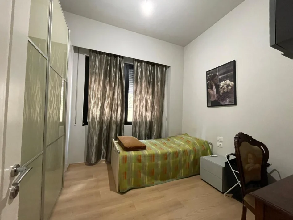 Tirane, shitet apartament 3+1 Kati 1, 150 m² 320.000 € (Liqeni i Thate)
