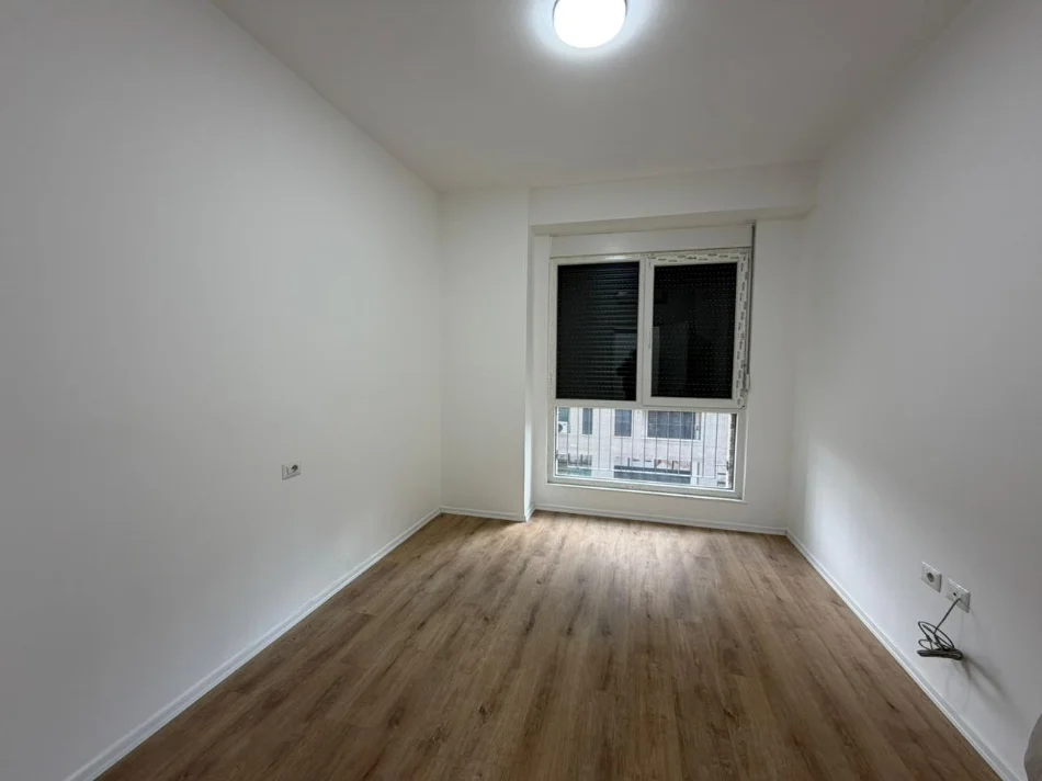 Tirane, shitet apartament 3+1 Kati 2, 143 m² 250.000 € (Fusha e Aviacionit)