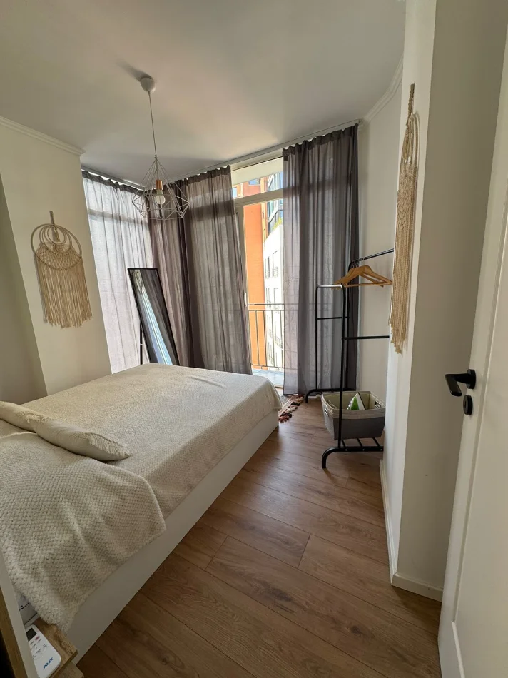 Tirane, jepet me qera apartament 1+1 Kati 4, 110 m² 1.000 € (Rruga e Durresit.)