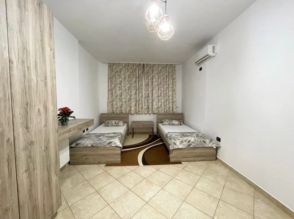 Tirane, jepet me qera apartament 3+1 Kati 4, 220 m² 1.600 € (Komuna e Parisit)