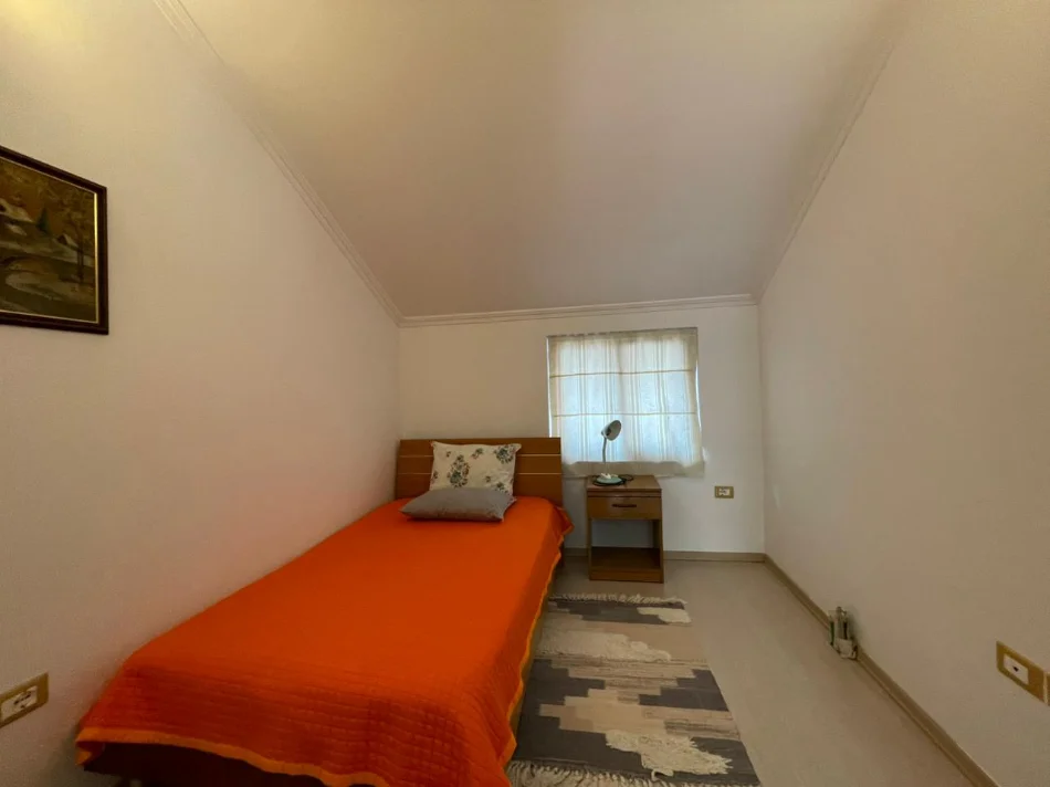 Tirane, jepet me qera apartament 3+1 Kati 2, 144 m² 850 € (Kristal Center.)