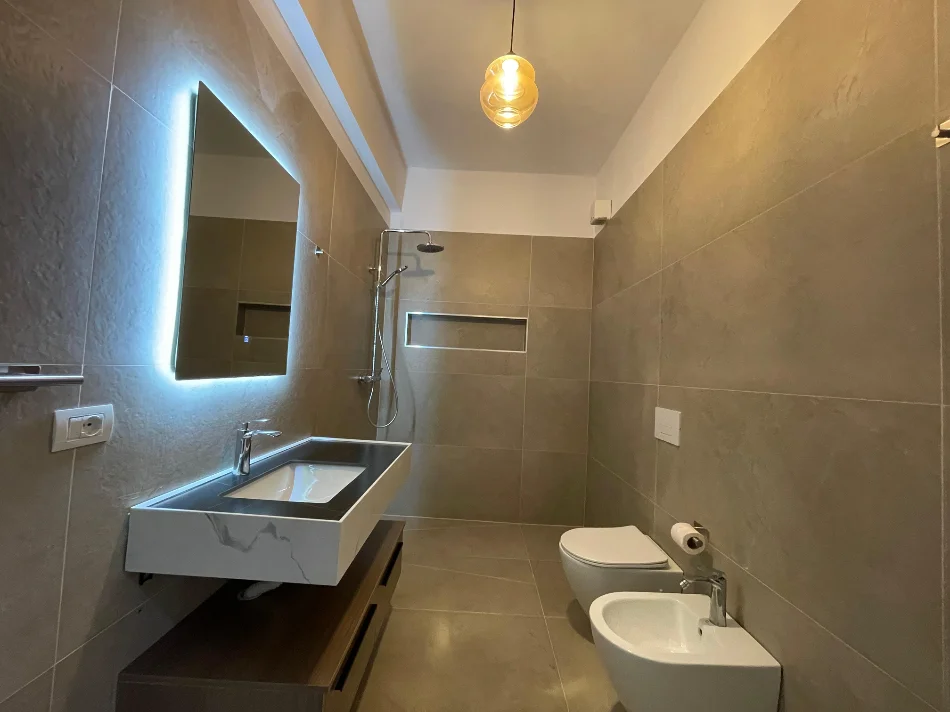 Tirane, jepet me qera apartament 1+1 Kati 2, 82 m² 600 € (Xhamlliku)