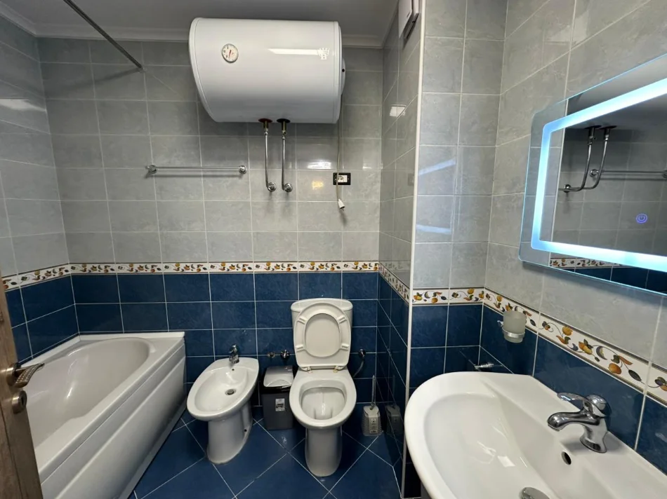 Tirane, jepet me qera apartament 2+1 Kati 4, 98 m² 880 € (Krsital Center)
