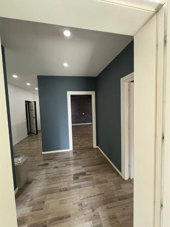 Tirane, jepet me qera ambjent biznesi Kati 3, 108 m² 1.400 € (Sheshi Willson.)