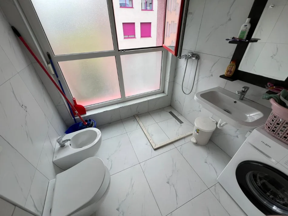 Tirane, jepet me qera apartament 2+1 Kati 7, 85 m² 450 € (Ali Demi)