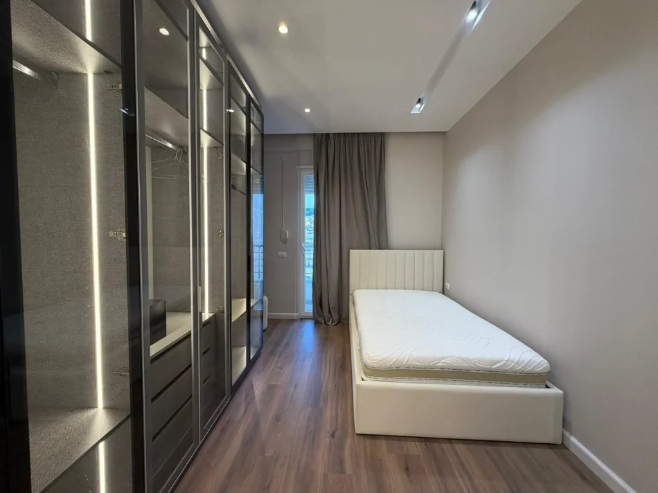 Tirane, jepet me qera apartament 2+1 Kati 8, 110 m² 1.000 € (Komuna e Parisit)