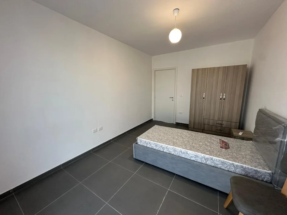 Tirane, jepet me qera apartament 3+1 Kati 3, 108 m² 650 € (Rruga 5 Maji)