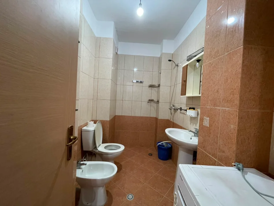 Tirane, jepet me qera apartament 1+1 Kati 2, 60 m² 400 € (Yzberisht)