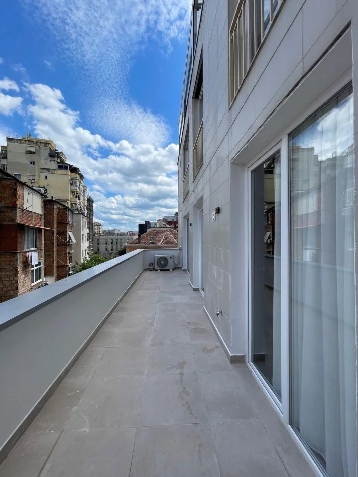 Tirane, jepet me qera apartament 2+1+Ballkon Kati 3, 104 m² 1.000 € (RRUGA E BARRIKADAVE)