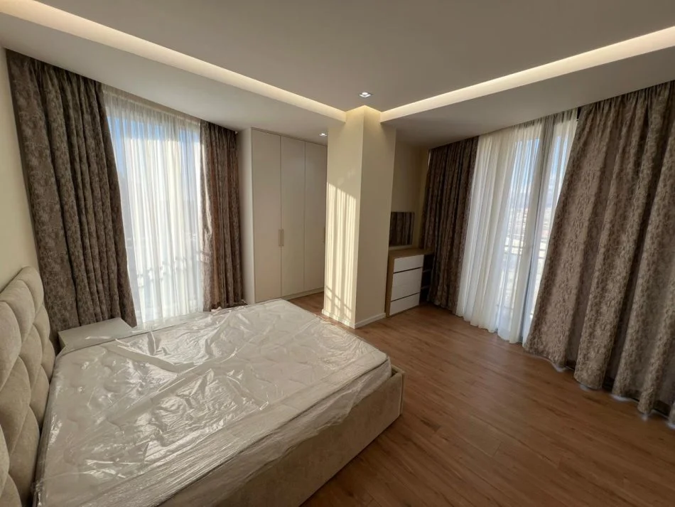 Tirane, jepet me qera apartament 2+1 Kati 4, 104 m² 1000 € (Rruga Mine Peza.)