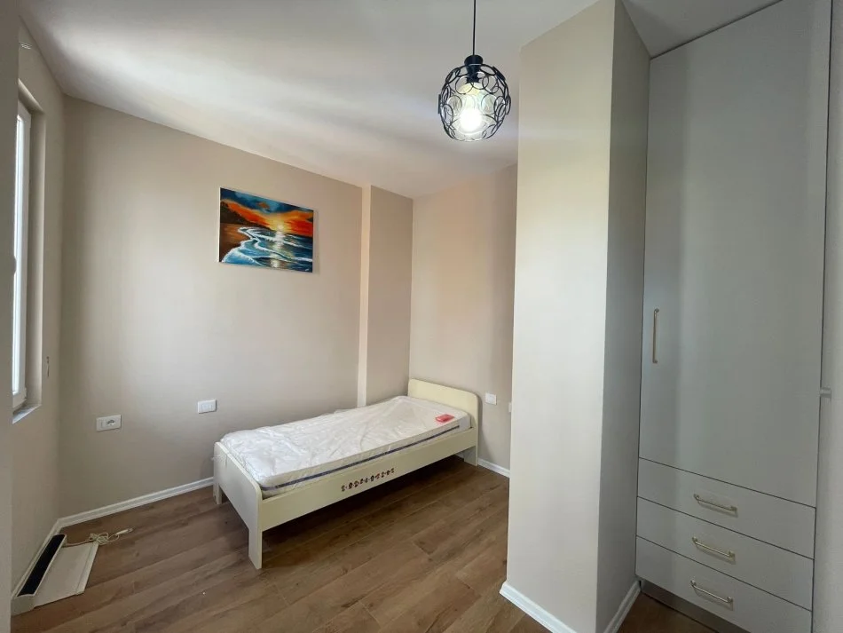 Tirane, jepet me qera apartament 2+1+Ballkon Kati 3, 104 m² 1.000 € (RRUGA E BARRIKADAVE)