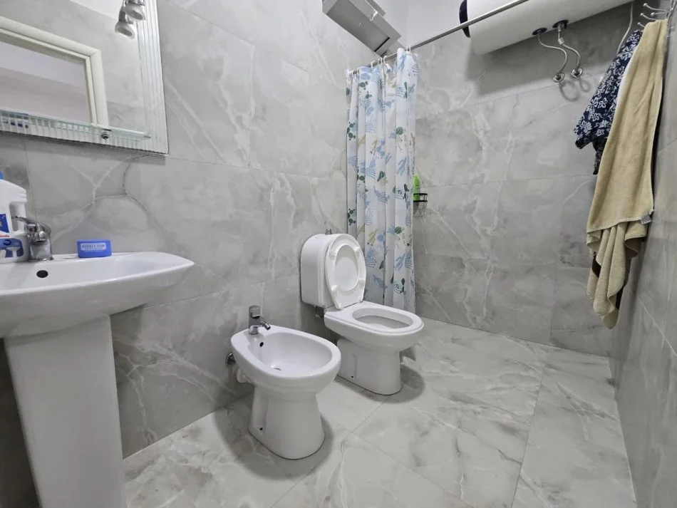 Tirane, jepet me qera apartament 2+1 , 100 m² 400 € (Prane New York School)