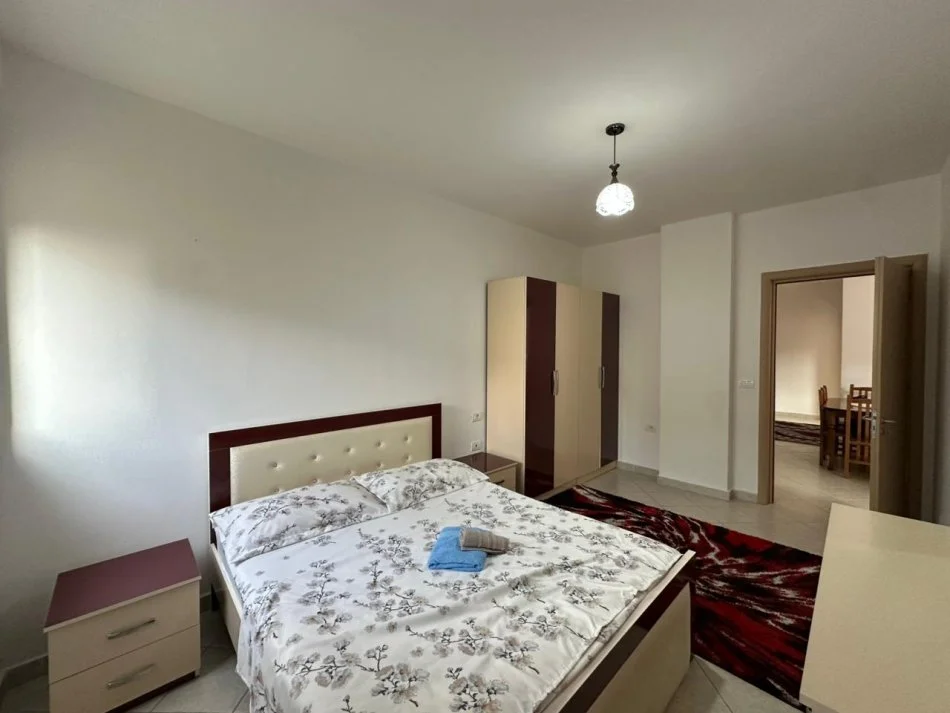 Tirane, jepet me qera apartament 2+1 , 84 m² 320 € (Prane Restorant Qesaraka.)