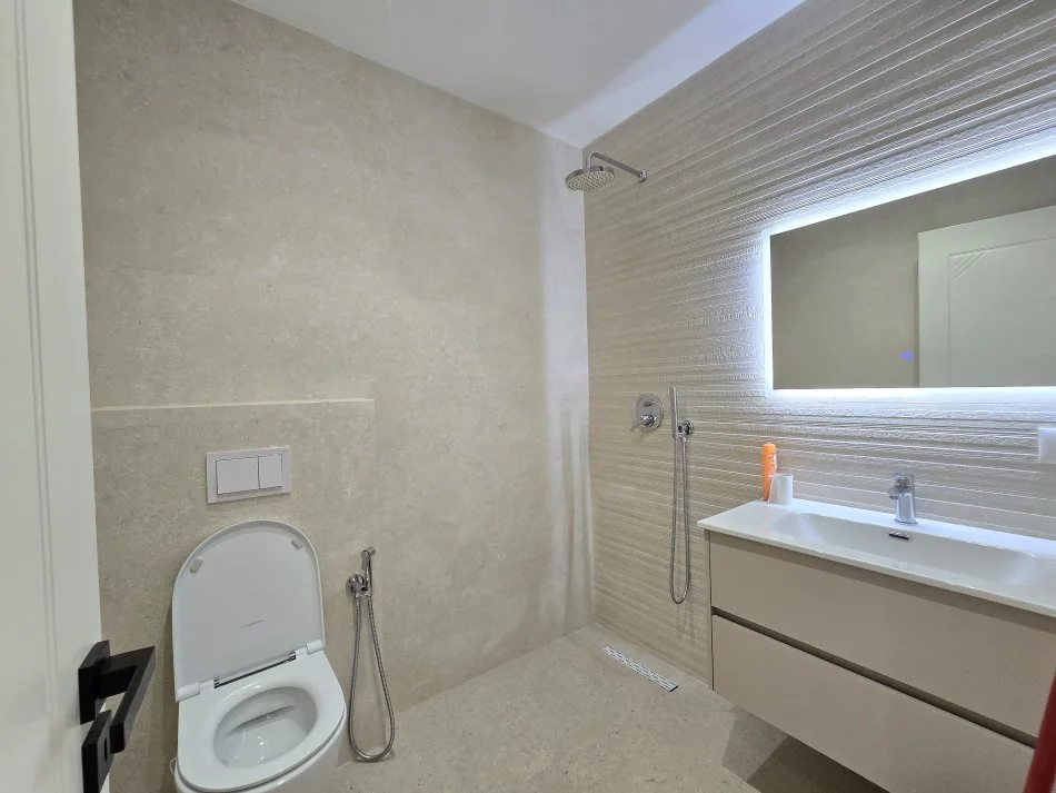 Tirane, jepet me qera apartament 2+1 Kati 8, 87 m² 850 € (Perballe Delijorgjit)