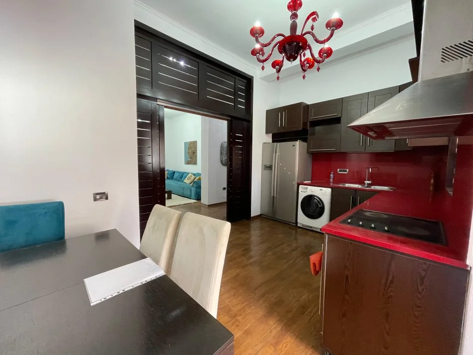 Tirane, jepet me qera 2+1 Kati 3, 120 m² 1.200 € (Tek Burger King)