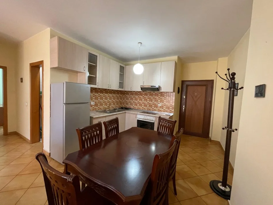 Tirane, jepet me qera apartament 2+1 Kati 2, 98 m² 600 € (Komuna e Parisit)