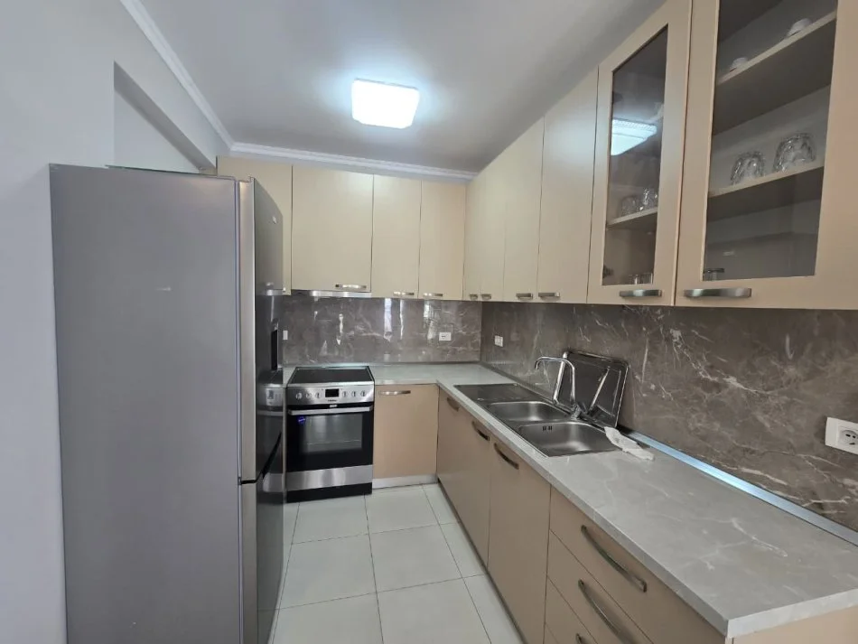 Tirane, jepet me qera apartament 2+1 Kati 5, 100 m² 850 € (Tek Prokuroria e Tiranes)