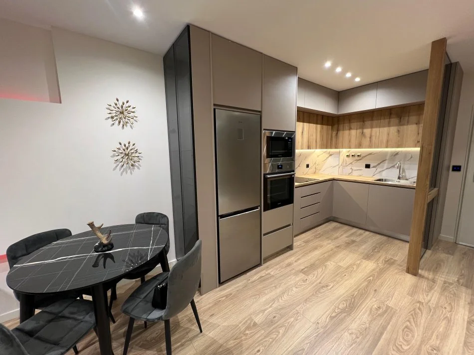 Tirane, jepet me qera apartament 2+1 Kati 3, 100 m² 1.500 € (Ish Ekspozita)