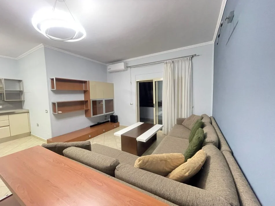 Tirane, jepet me qera apartament 2+1 Kati 3, 100 m² 600 € (Tek Harry Fultz.)