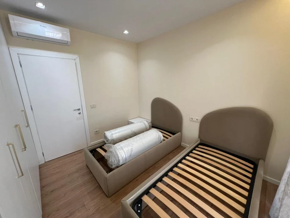 Tirane, jepet me qera apartament 2+1 Kati 4, 104 m² 1000 € (Rruga Mine Peza.)