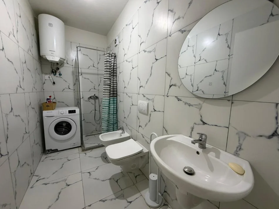 Tirane, jepet me qera apartament 2+1 , 85 m² 650 € (Yzberisht)