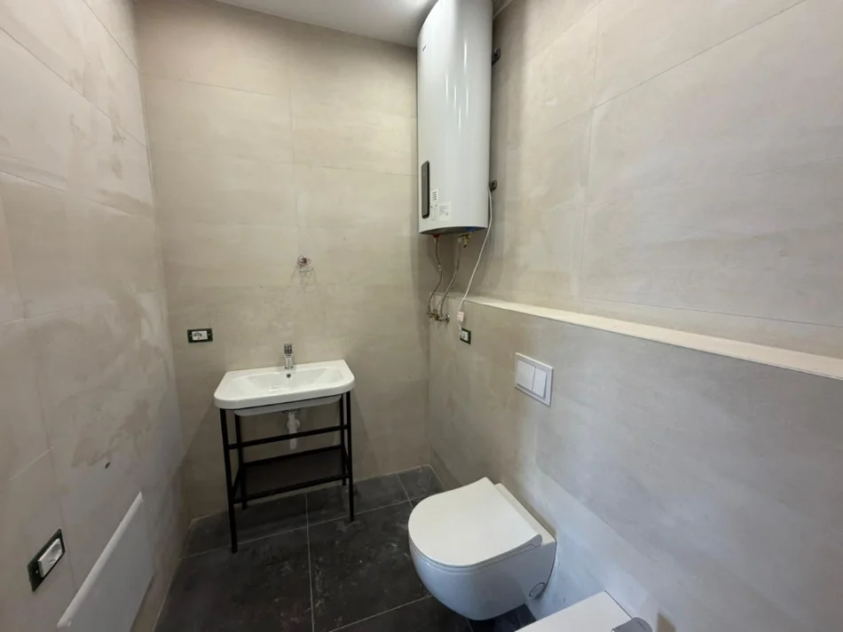 Tirane, jepet me qera apartament 2+1 Kati 7, 86 m² 800 € (Komuna e Parisit)