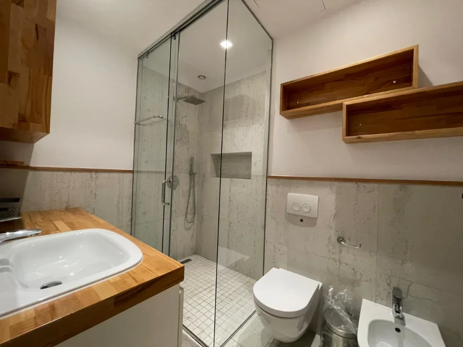 Tirane, jepet me qera apartament 3+1 Kati 4, 154 m² 1.500 € (Komuna e Parisit.)