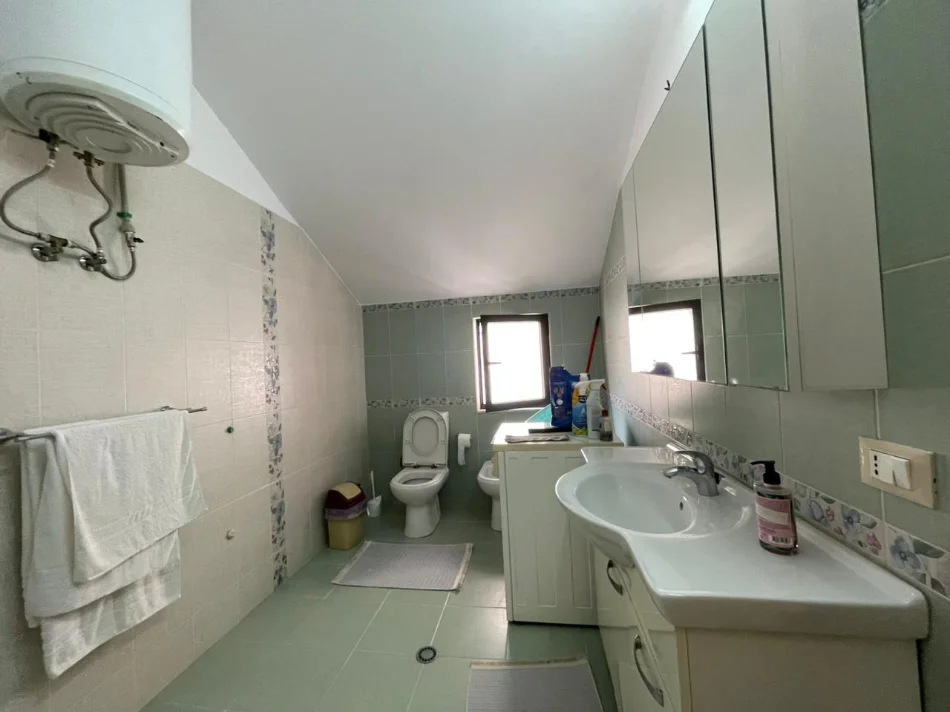 Tirane, jepet me qera apartament 3+1 Kati 2, 144 m² 850 € (Kristal Center.)