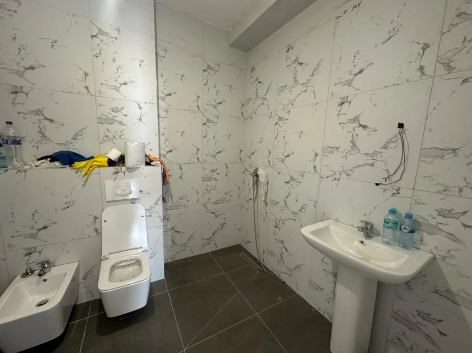 Tirane, jepet me qera apartament 2+1 Kati 1, 110 m² 400 € (QTU)