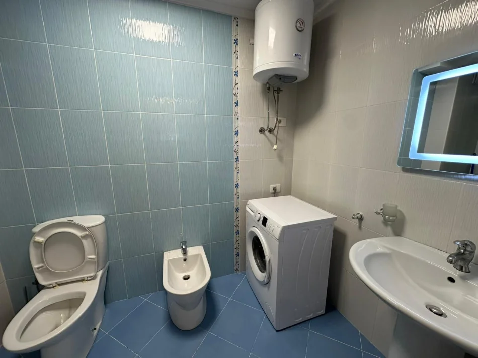 Tirane, jepet me qera apartament 2+1 Kati 4, 98 m² 880 € (Krsital Center)