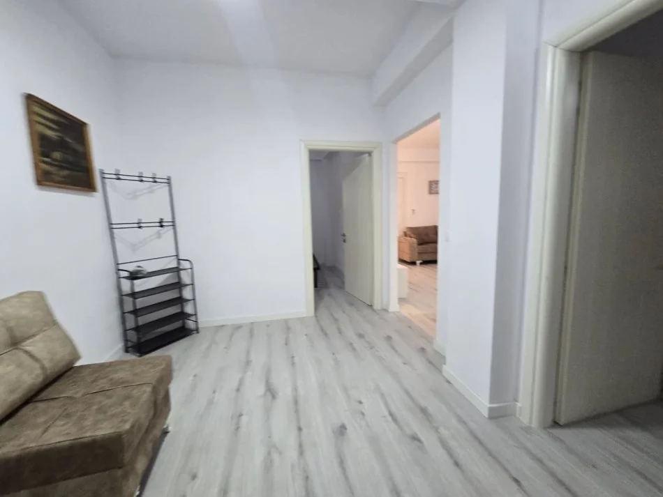 Tirane, jepet me qera apartament 2+1 , 100 m² 400 € (Prane New York School)