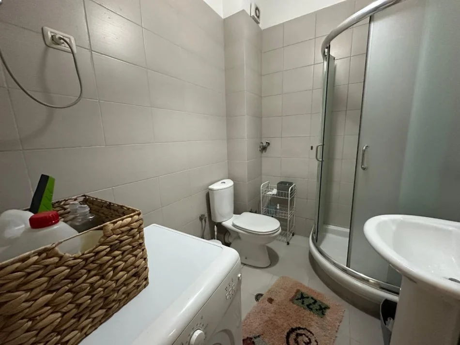 Tirane, jepet me qera apartament 2+1 Kati 2, 100 m² 600 € (Rruga Hoxha Tahsim)