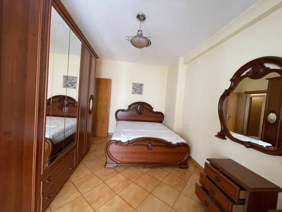 Tirane, jepet me qera apartament 2+1 Kati 2, 98 m² 600 € (Komuna e Parisit)