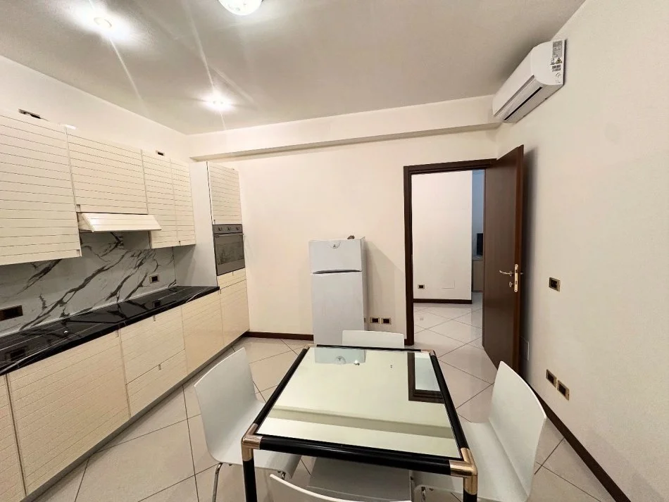 Tirane, jepet me qera apartament 1+1 Kati 3, 80 m² 450 € (Prane BKT ne Kinostudio)