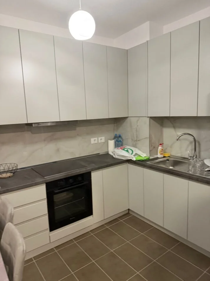 Tirane, jepet me qera apartament 1+1 Kati 5, 65 m² 550 € (Perball Amerikan 3)