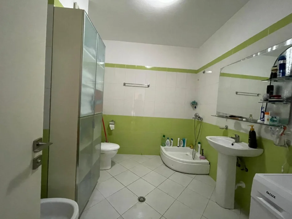 Tirane, shitet apartament 2+1 Kati 8, 145 m² 164.000 € (Yzberisht)