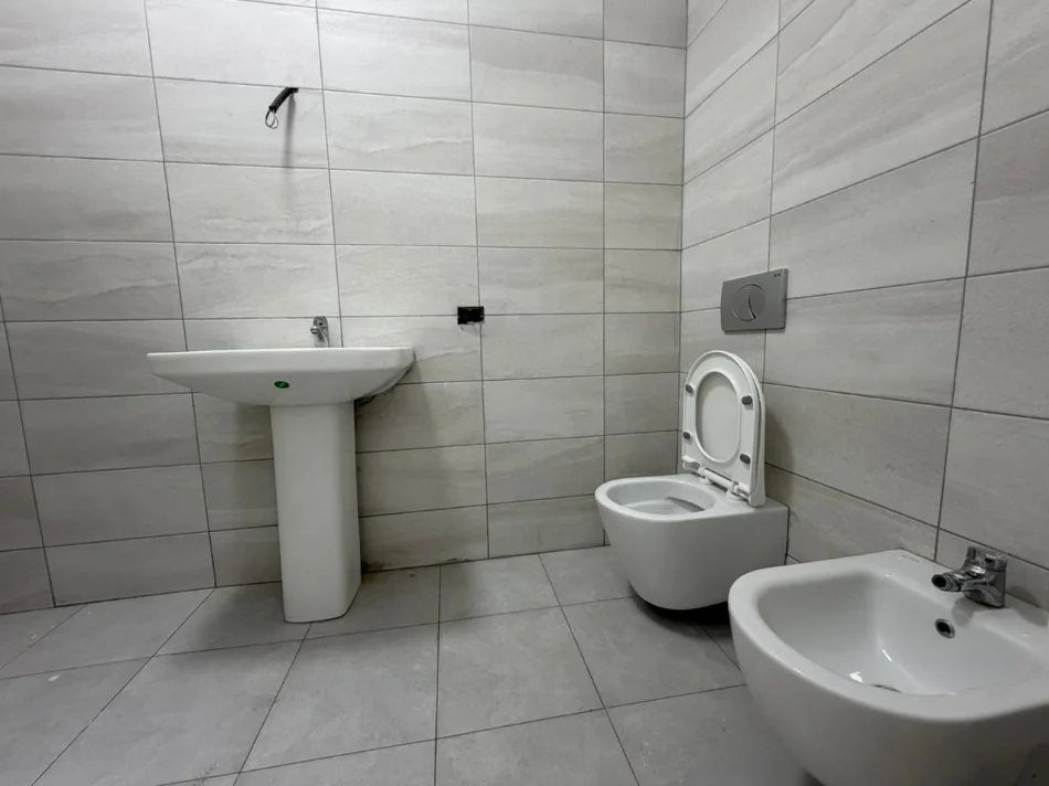 Tirane, shitet apartament 3+1 Kati 2, 143 m² 250.000 € (Fusha e Aviacionit)