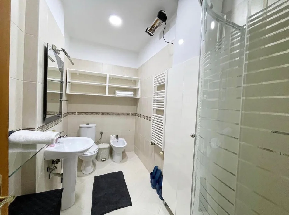 Tirane, jepet me qera apartament 3+1 Kati 4, 220 m² 1.600 € (Komuna e Parisit)