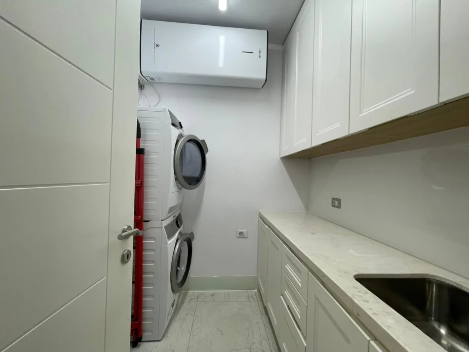 Tirane, jepet me qera apartament 3+1 Kati 4, 154 m² 1.500 € (Komuna e Parisit.)