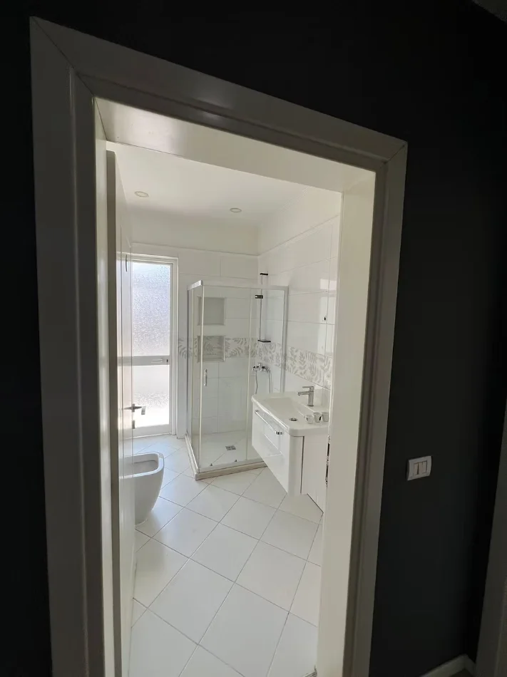 Tirane, jepet me qera ambjent biznesi Kati 3, 108 m² 1.400 € (Sheshi Willson.)