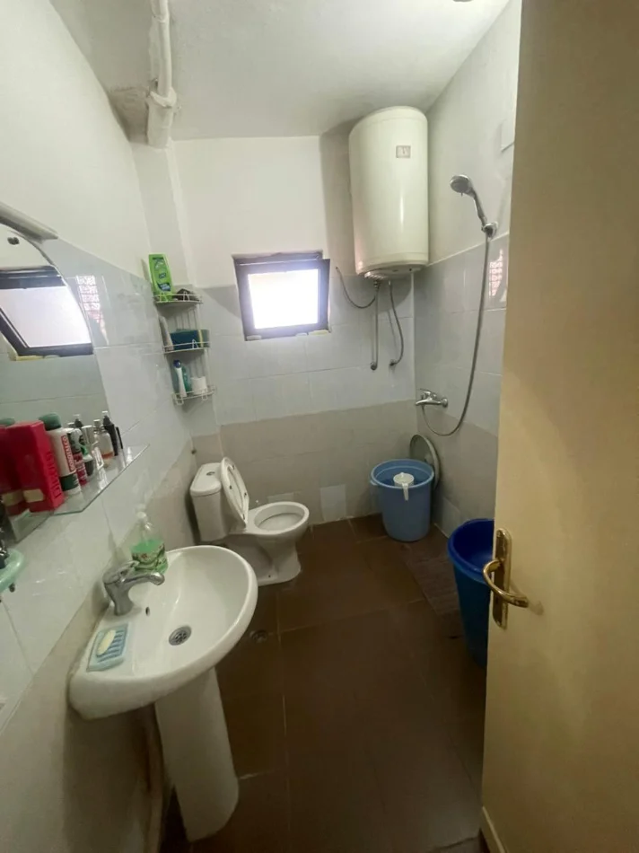 Tirane, jepet me qera apartament 2+1 Kati 3, 73 m² 130.000 € (Ali Demi)