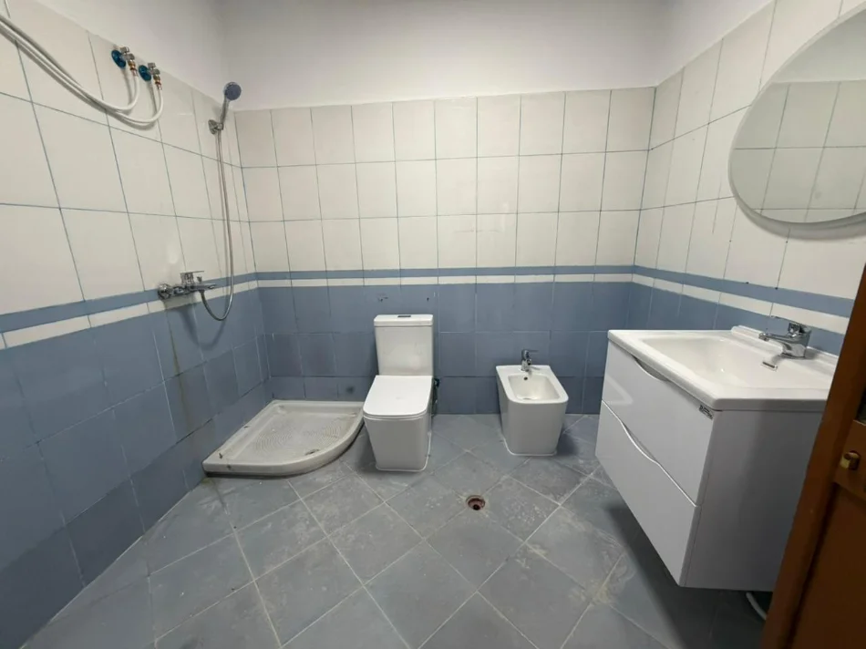 Tirane, jepet me qera apartament 1+1 Kati 1, 55 m² 300 € (Don Bosko)