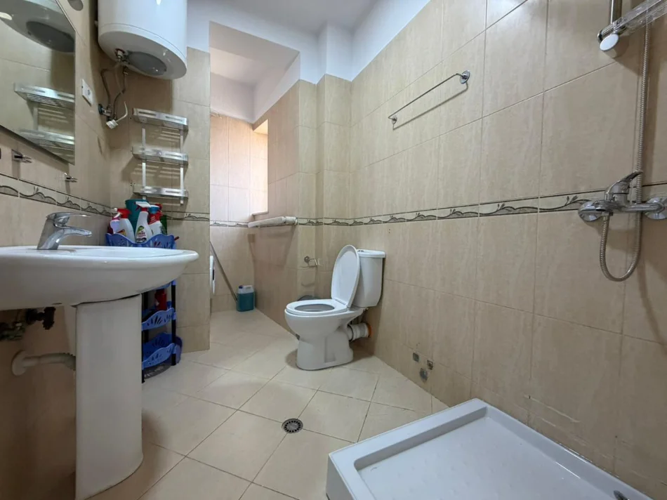 Tirane, jepet me qera apartament 1+1 Kati 5, 50 m² 600 € (Komuna e Parisit)