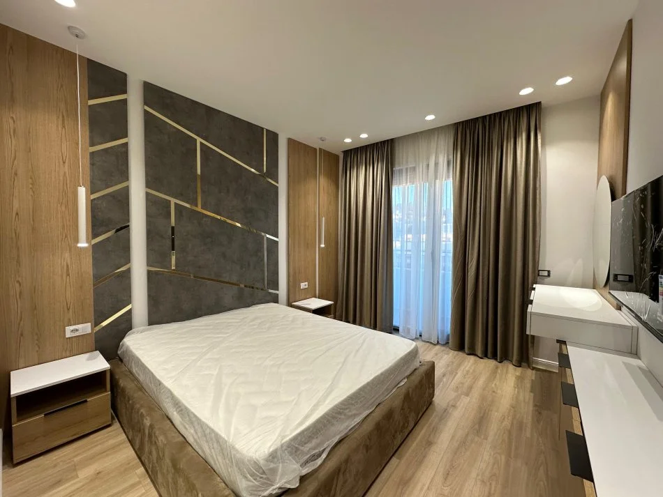 Tirane, jepet me qera apartament 2+1+Ballkon Kati 5, 110 m² 1.500 € (LIQENI I THATE)