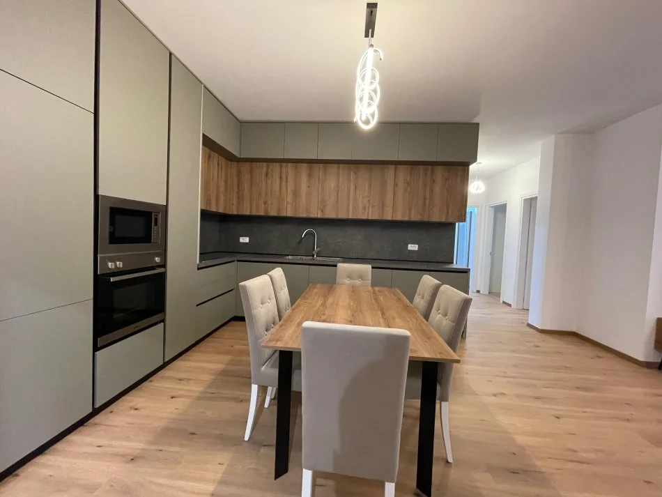 Tirane, jepet me qera apartament 3+1 , 120 m² 1.200 € 